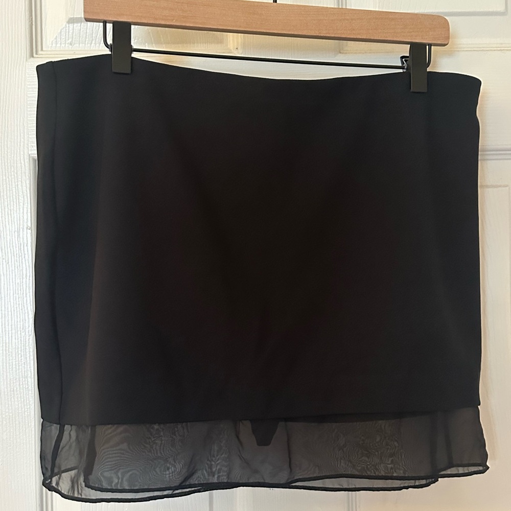EUC Abercrombie & Fitch Mid Rise Sheer Hem skort